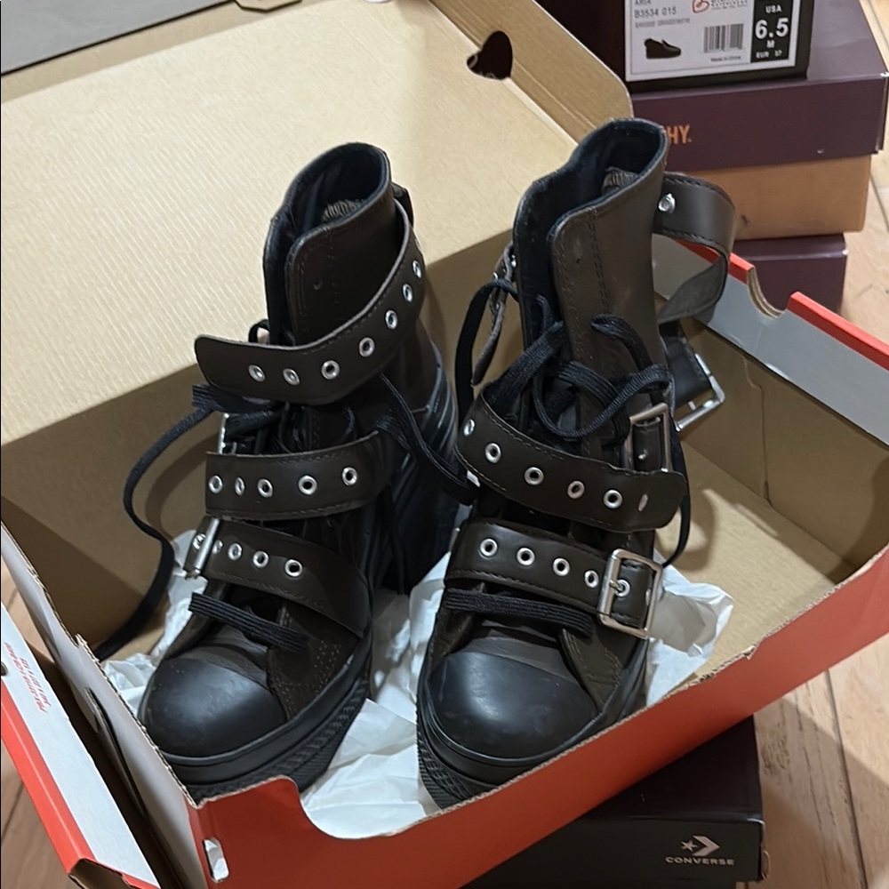 Converse size 6. Good condition